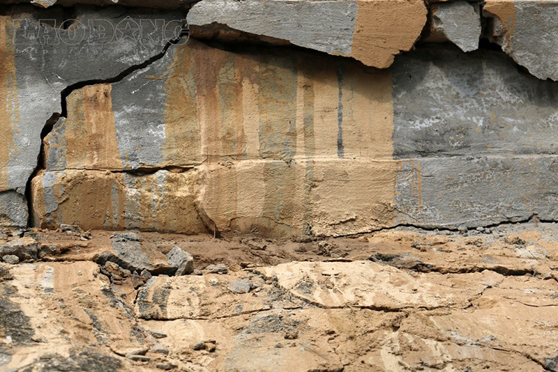 Cận cảnh những vết nứt dài chân cầu Đuống khiến người dân thấp thỏm lo sợ